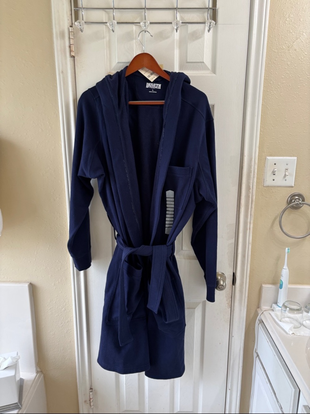 Duluth Trading Co men hooded souped up fleece robe. NWT
